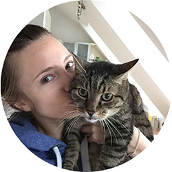 Katharina Miklauz avec son chat de famille